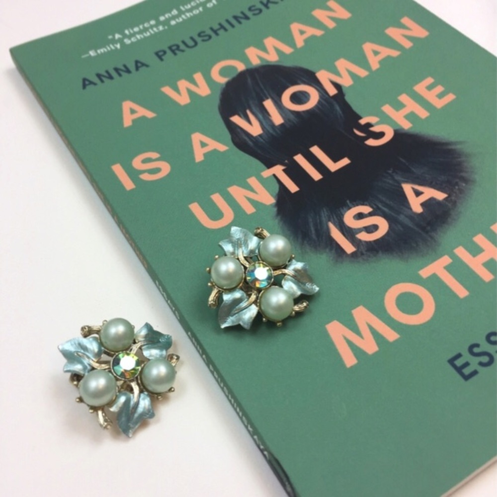 VINTAGE Green Pearlized Floral Clip-on Earrings